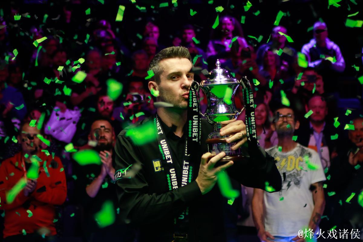 莱斯特荣耀,塞尔比手捧英锦赛奖杯亮相皇权球场 莱斯特荣耀,塞尔比手捧英锦赛奖杯亮相皇权球场